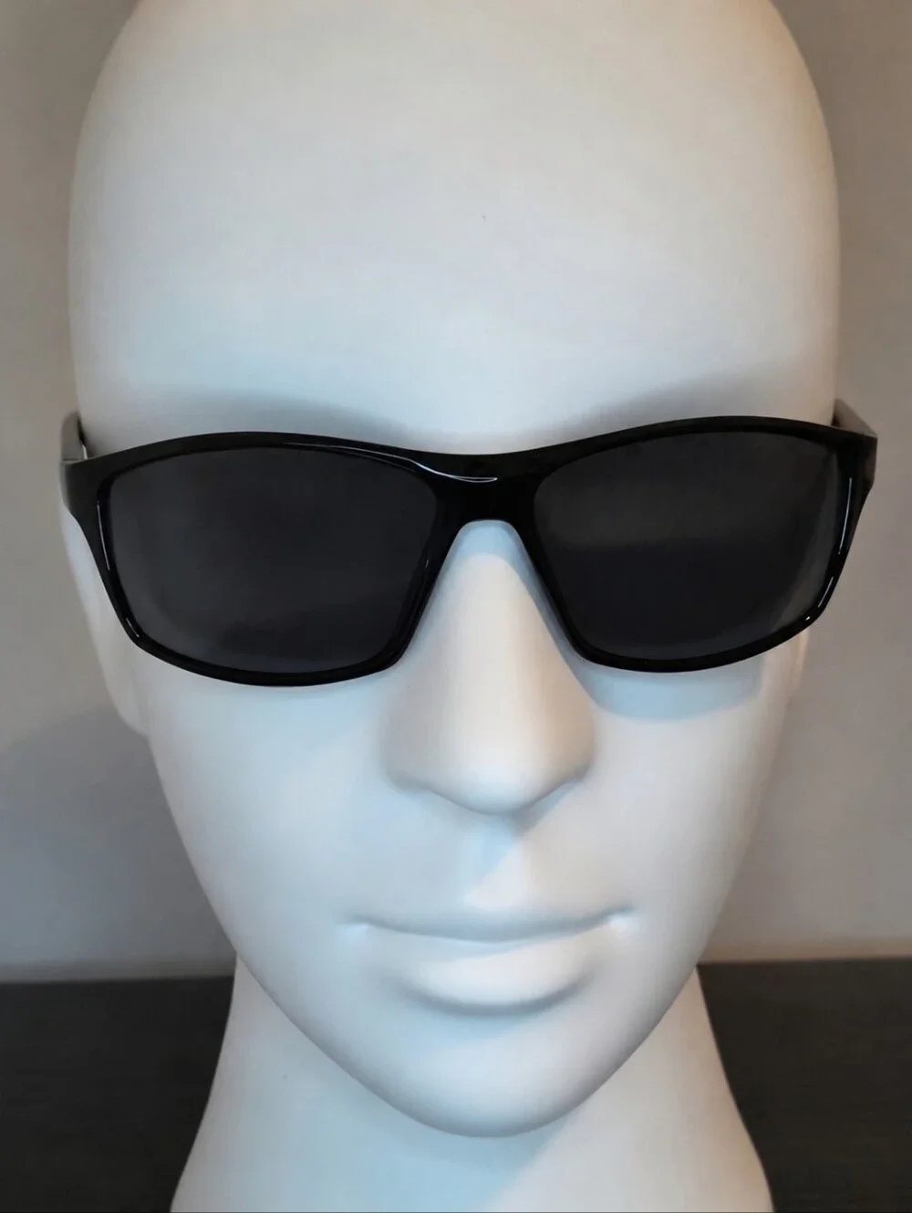 NWT Kenneth Cole Reaction KC1384 Black Wrap Sunglasses Smoke Lens Unisex